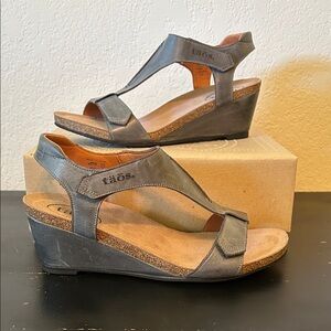 Taos Footwear Women's Charcoal Wedge Sandals
